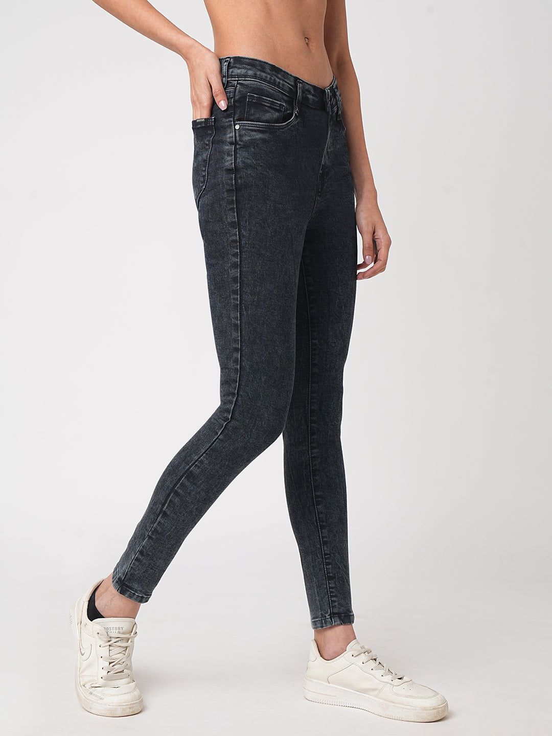 Women Carbon Black Mid-Rise Skinny Jeans