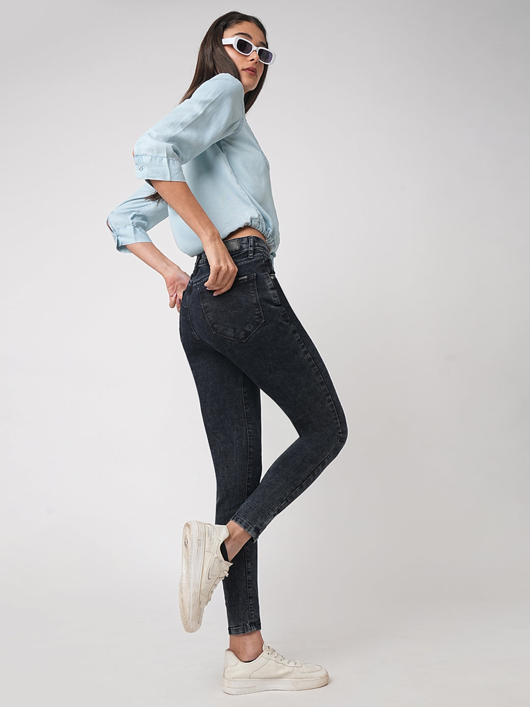 Women Carbon Black Mid-Rise Skinny Jeans
